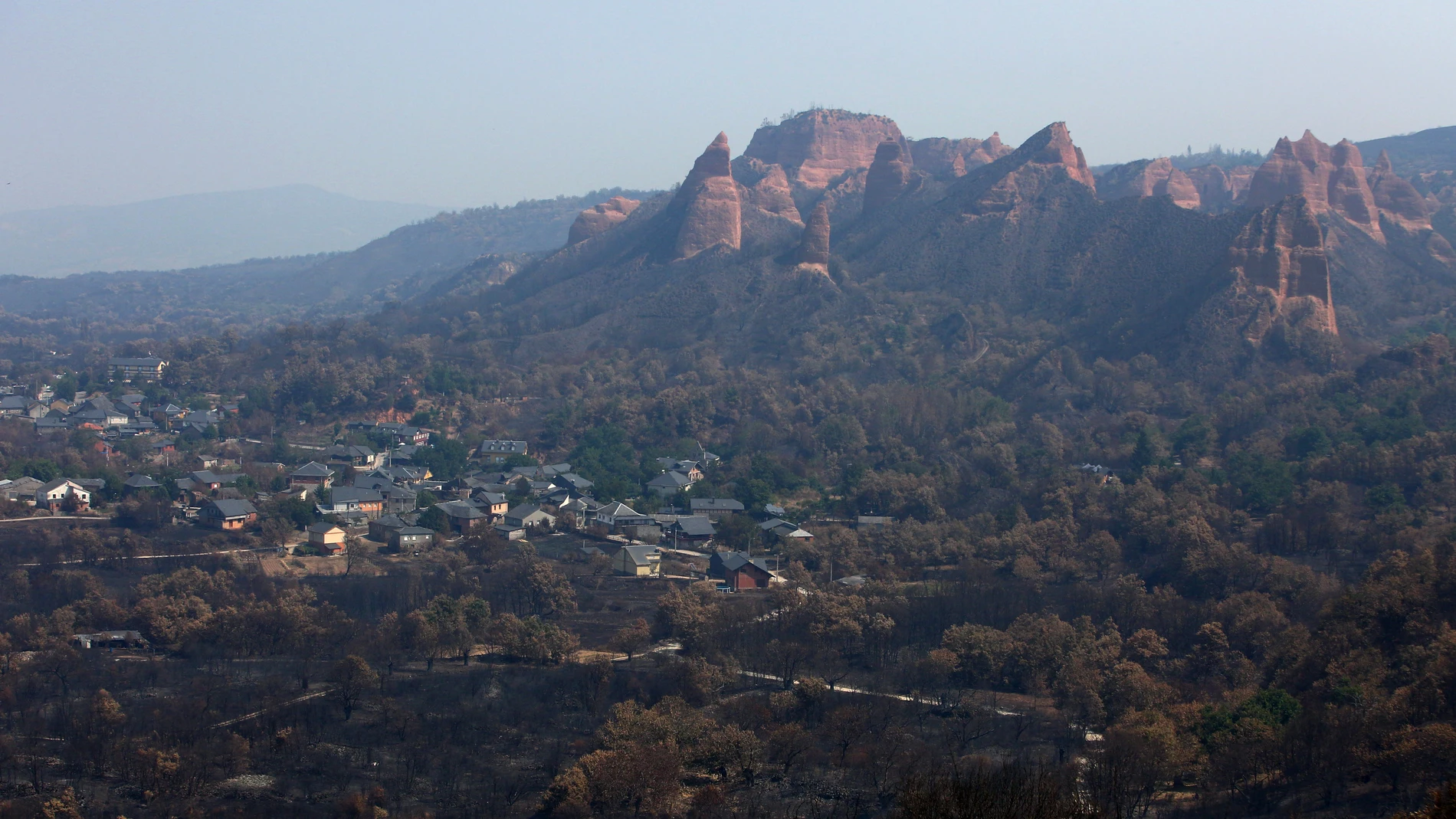 Efectos del incendio iniciado en la localidad de Yeres (León), y que ha afectado al paraje de Las Médulas