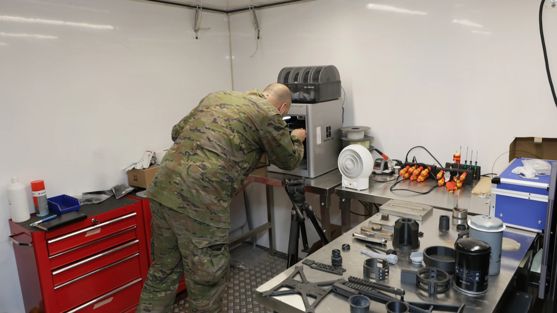 Personal militar español operando sistema Prometeo
