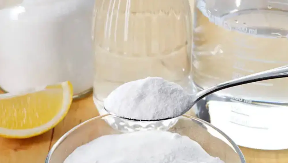 Esto es lo que pasa cuando mezclas bicarbonato, vinagre y jugo de limón en casa