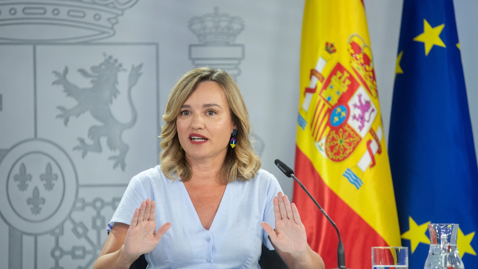 La ministra de Educación, Formación Profesional y Deporte y portavoz del Gobierno, Pilar Alegría, durante una rueda de prensa posterior a la reunión del Consejo de Ministros, en el Palacio de La Moncloa, a 26 de agosto de 2025, en Madrid (España). El Gobierno aprueba en el Consejo de Ministros de hoy la declaración de "zonas afectadas por emergencia de protección civil" a los territorios que están sufriendo los incendios forestales, así como dará luz verde a la creación de una comisión interm...