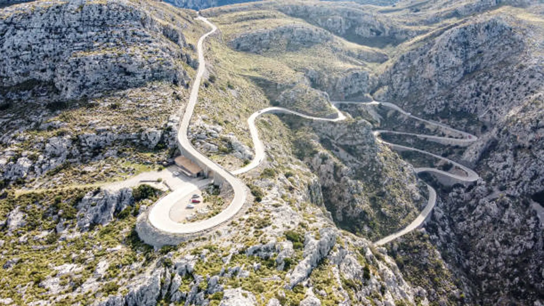 Una joven de 22 años se precipita en moto por un barranco cuando conducía por una montaña de Mallorca