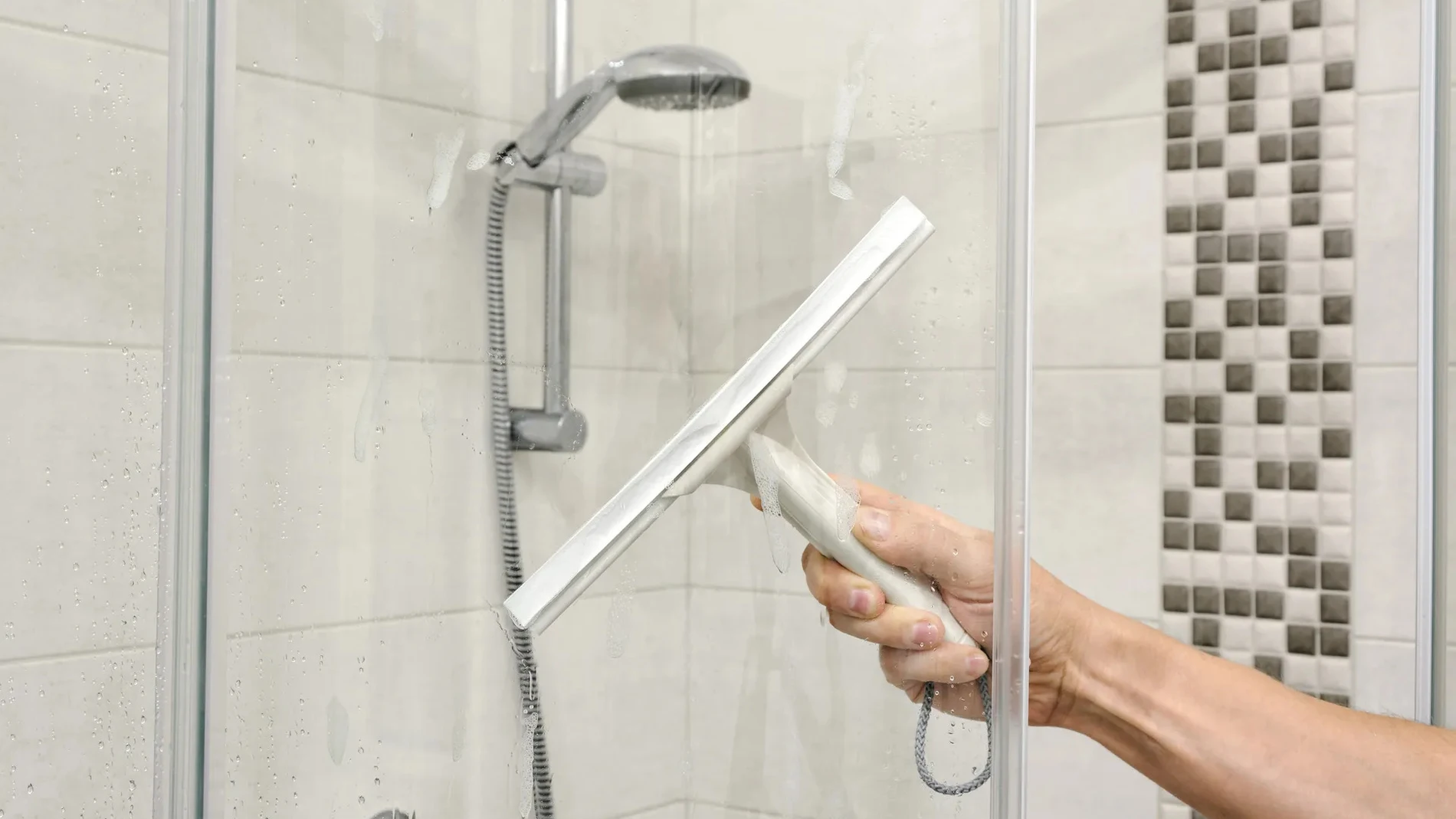 Así debes limpiar la mampara de la ducha para eliminar residuos de jabón y manchas de agua