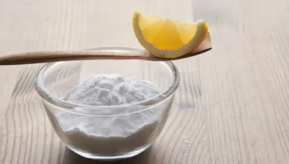 Esto es lo que pasa cuando mezclas bicarbonato, vinagre y jugo de limón en casa