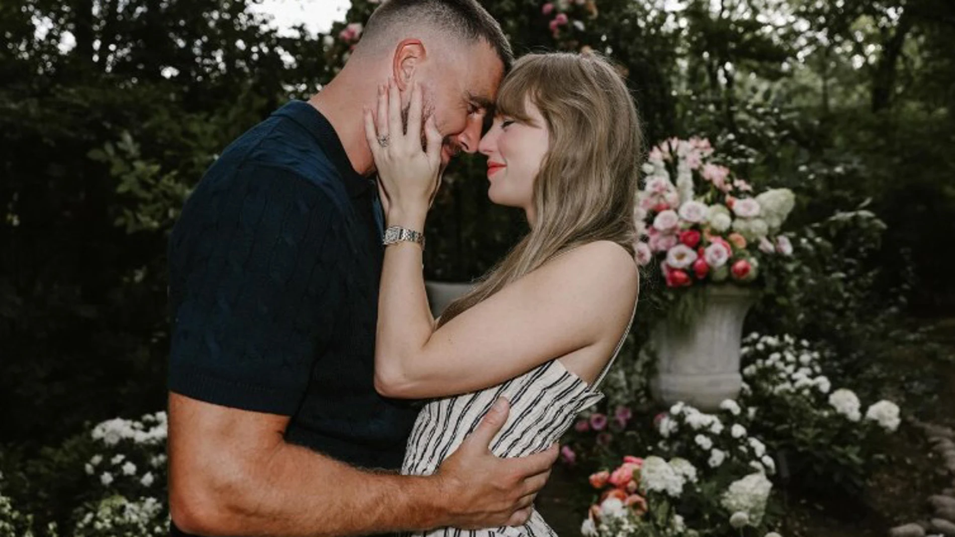 AME3622. LOS ÁNGELES (ESTADOS UNIDOS), 26/08/2025.- Fotografía tomada de la cuenta oficial de la red instagram @TaylorSwift de la cantante estadounidense Tailor Swift y el jugador estadounidense de fútbol americano Travis Kelce anunciando su compromiso este martes. EFE/ @taylorswift / SOLO USO EDITORIAL/SOLO DISPONIBLE PARA ILUSTRAR LA NOTICIA QUE ACOMPAÑA (CRÉDITO OBLIGATORIO)