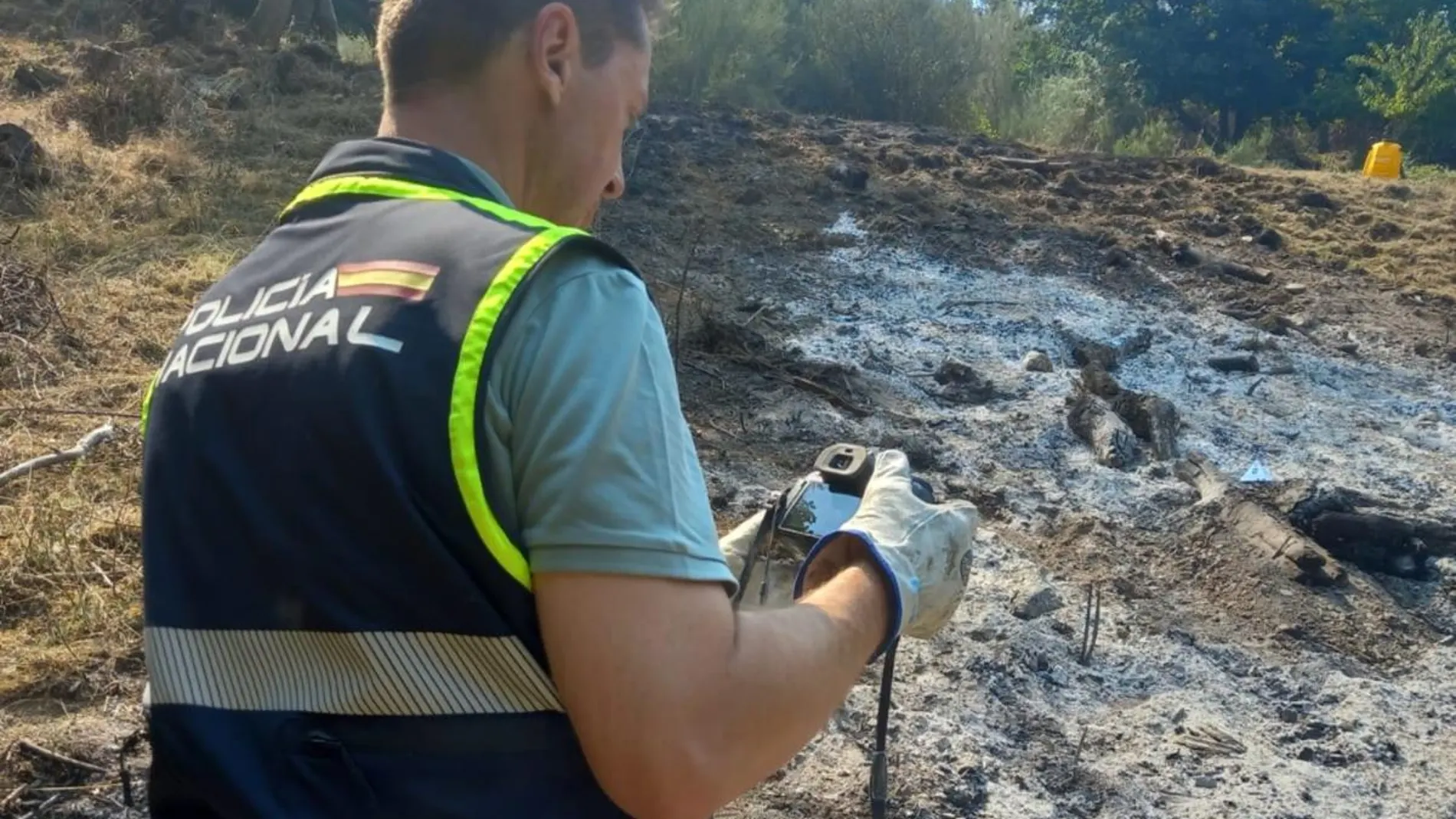 Agente de la Comisaría de Ponferrada en la finca del detenido