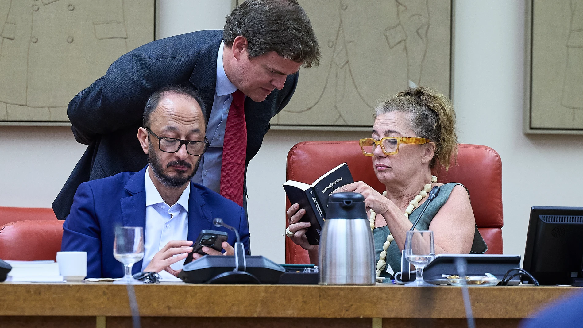 El vicepresidente primero de la Mesa del Congreso, Alfonso Rodríguez Gómez de Celis (1i) y la presidenta del Congreso, Francina Armengol, durante la reunión de la Diputación Permanente, en el Congreso de los Diputados, a 26 de agosto de 2025, en Madrid (España). La Diputación Permanente del Congreso, el único órgano que permanece activo en los periodos no ordinarios de sesiones, debate y vota hoy la citación al presidente del Gobierno, las dos vicepresidentas socialistas y otros seis ministr...