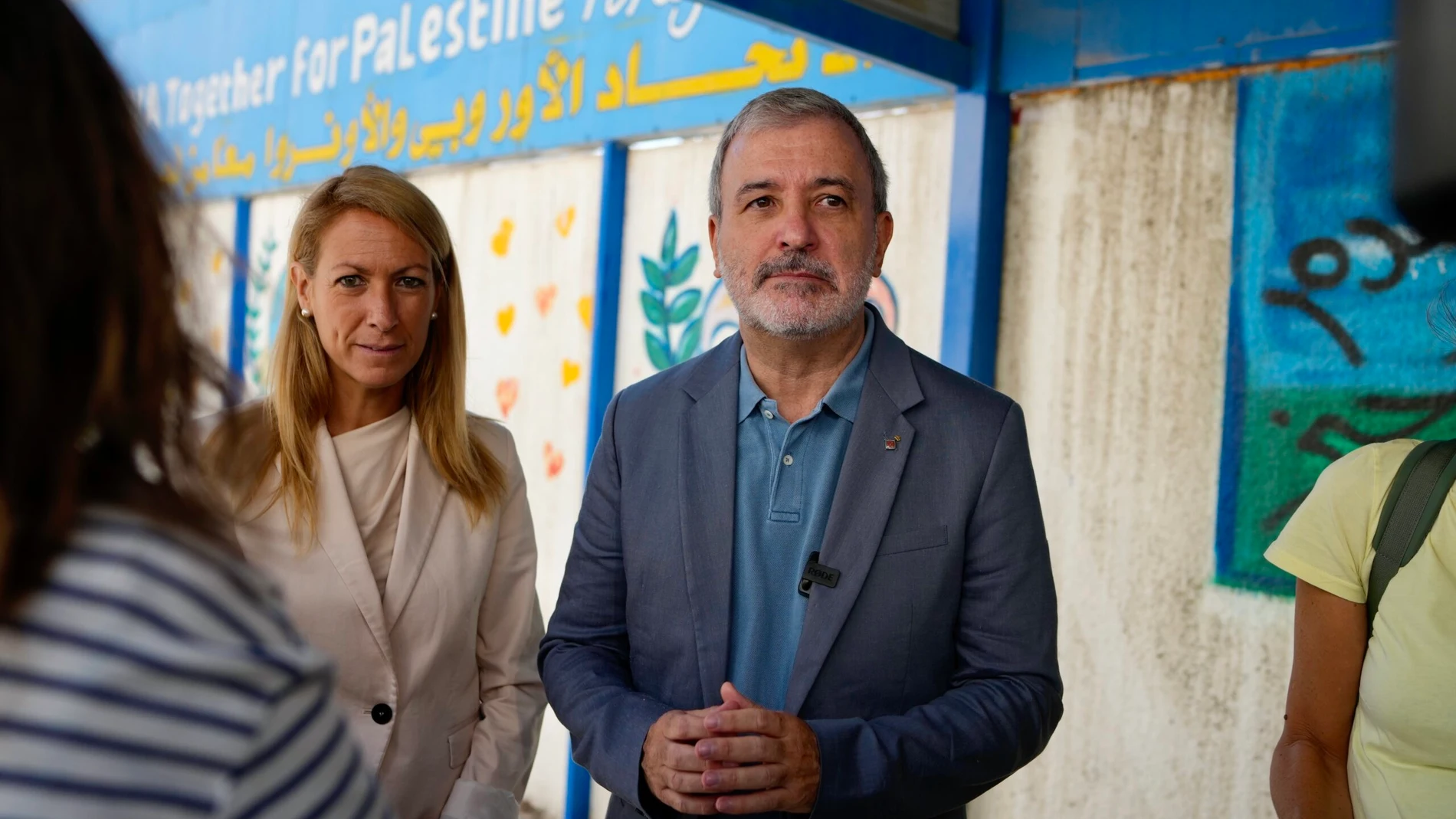 AMÁN, 26/08/2025.- El alcalde de Barcelona, Jaume Collboni, durante su visita este martes al nuevo campamento de refugiados palestinos de la Agencia de la ONU para los Refugiados Palestinos (UNRWA) en las afueras de Amán, capital de Jordania, en el cierre de su viaje oficial de dos días al país árabe, que comparte frontera con Israel y Palestina. EFE/ Laura Guerrero / Ayuntamiento de Barcelona