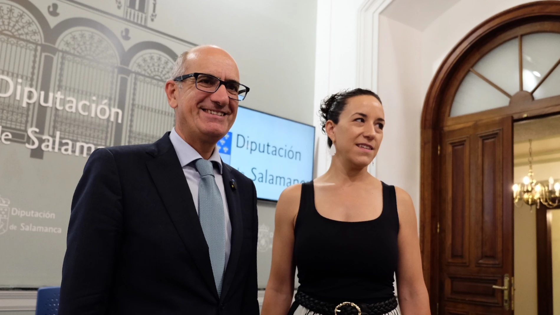 El presidente de la Diputación de Salamanca, Javier Iglesias, acompañado de la diputada de Fomento y Medio Ambiente, Pilar Sánchez, presenta el plan