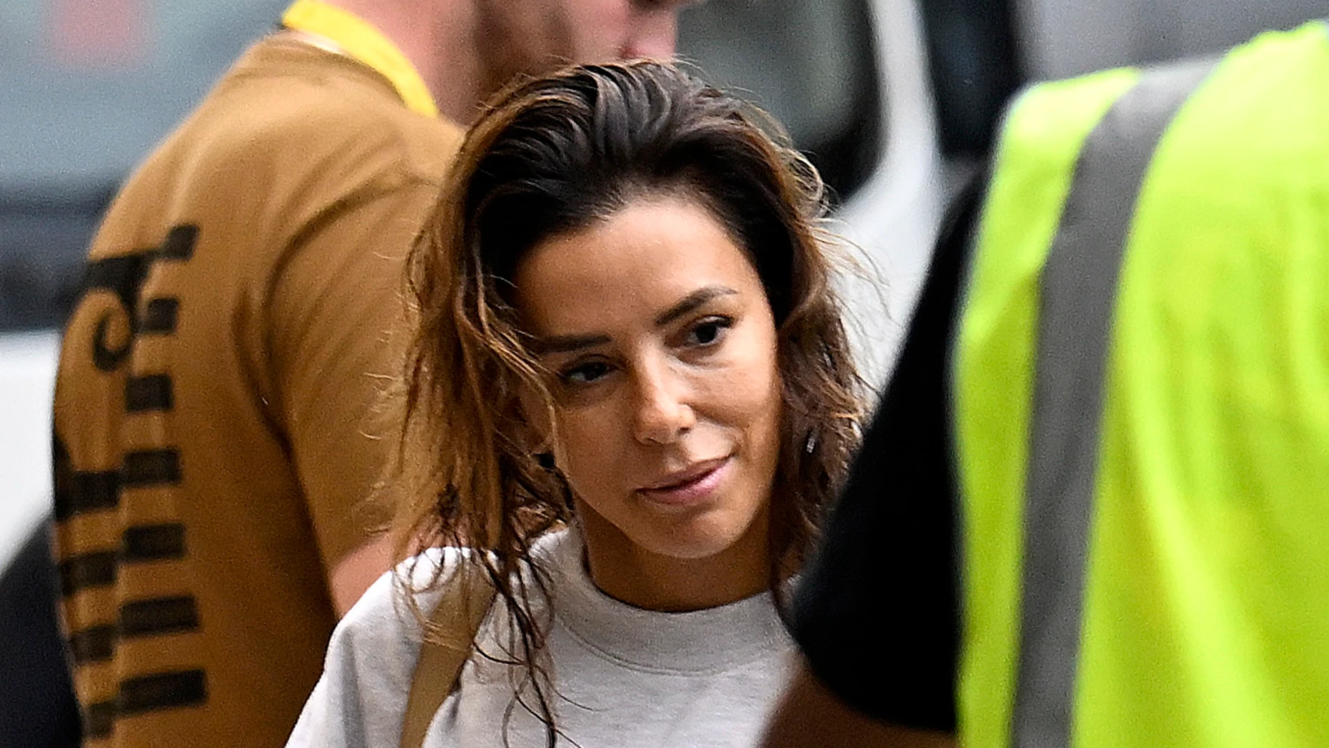 Eva Longoria con look de aeropuerto.