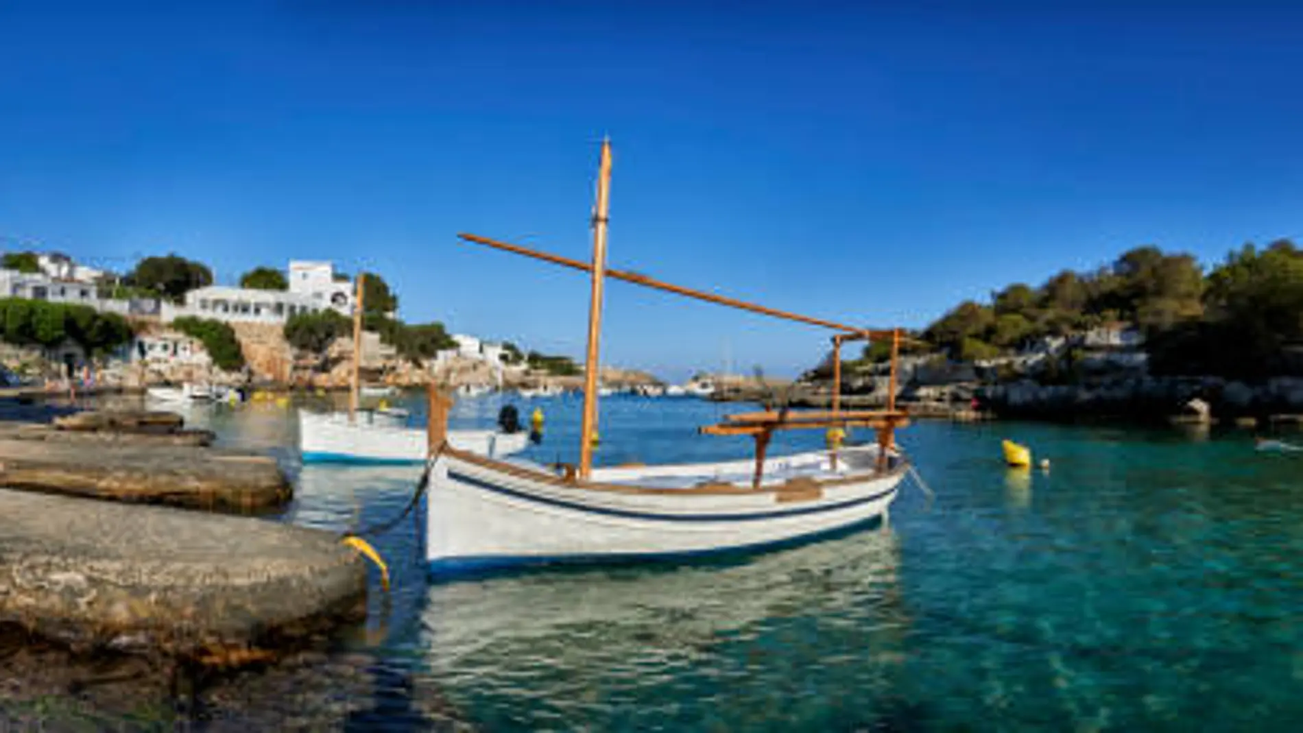 La dueña de la única tienda de un pueblo de Menorca, a punto de cerrar: "Los vecinos me lloran"