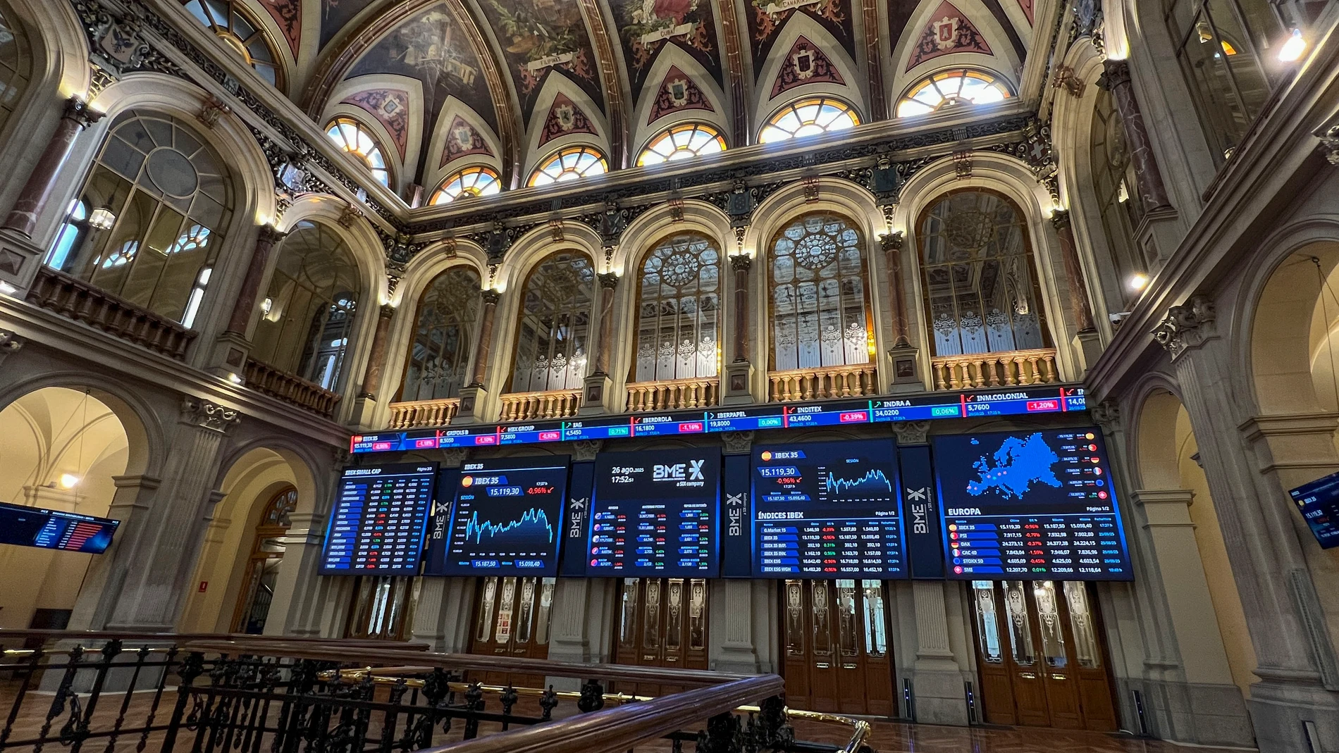 MADRID, 26/08/2025.- El IBEX 35, el índice de referencia de la Bolsa española, perdió este martes un 0,96 % debido a la inestabilidad política de Francia y el nuevo ataque del presidente de Estados Unidos, Donald Trump, a la Reserva Federal (Fed). El mercado nacional cedió 146,2 puntos y cerró la sesión en los 15.119,3 enteros. En lo que va de año, el selectivo avanza el 30,39 %. EFE/ Altea Tejido
