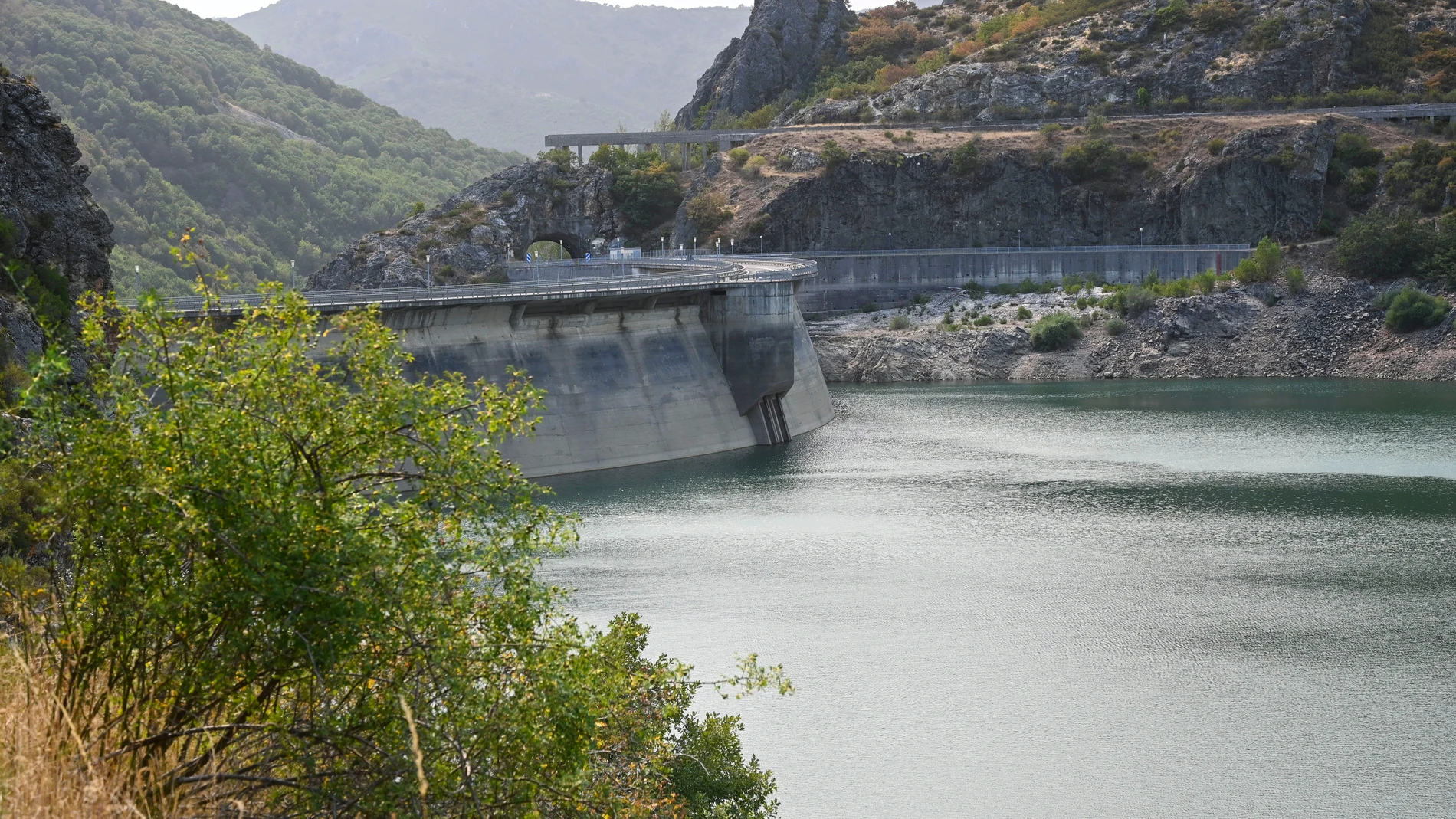 RIAÑO (LEÓN), 26/08/2025.- Embalse de Riaño (León), que se encuentra al 46,3% de su capacidad. Los embalses del Duero gestionados por la Confederación Hidrográfica del Duero (CHD) se encuentran al 55,3 por ciento de capacidad, con 1.578,6 hectómetros cúbicos (hm3), lo que supone un 0,8 % menos de la reserva hídrica con la que contaban hace un año. EFE/J.Casares
