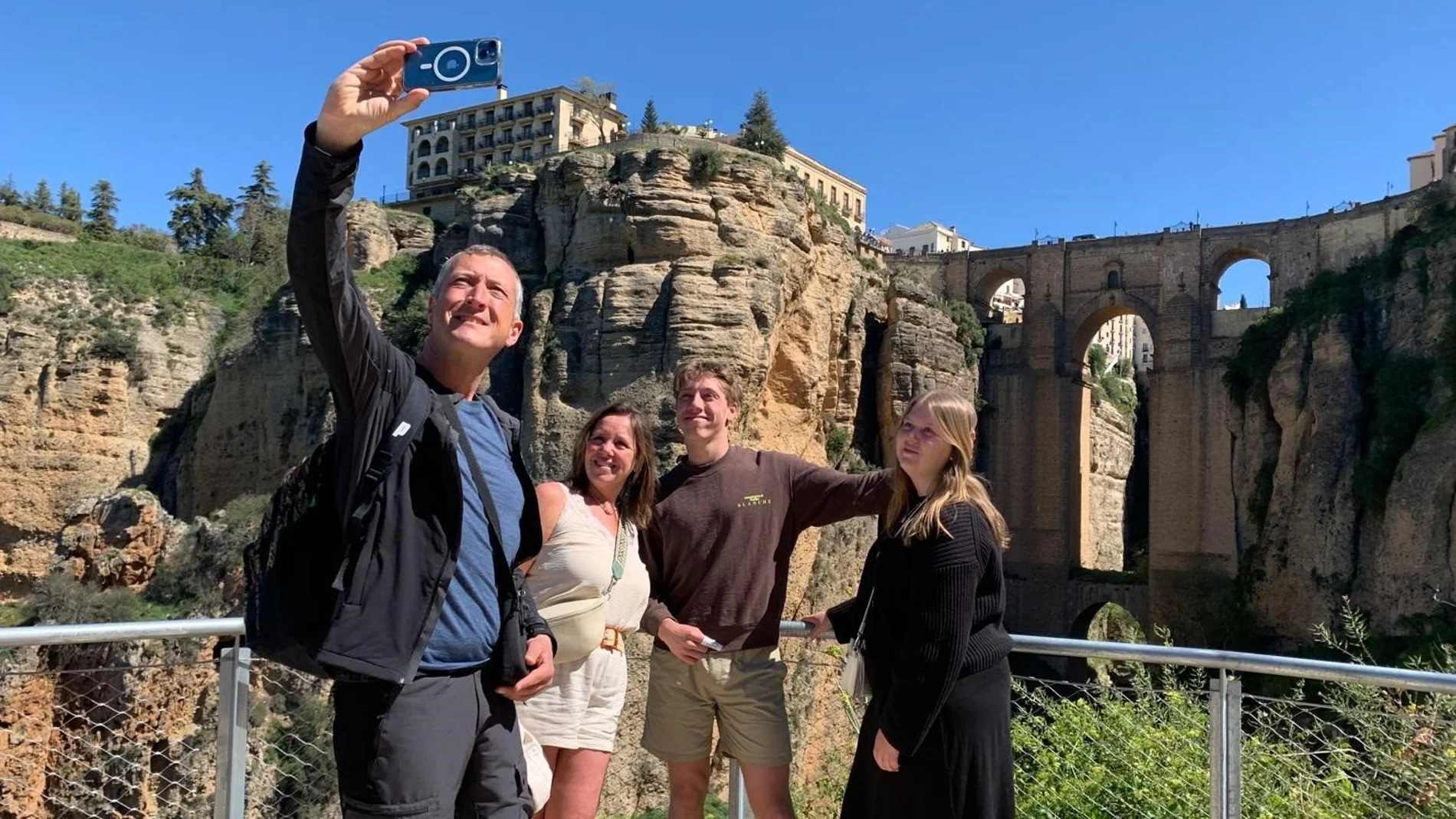 Varios turistas se fotografía en el Tajo de Ronda, en Málaga
