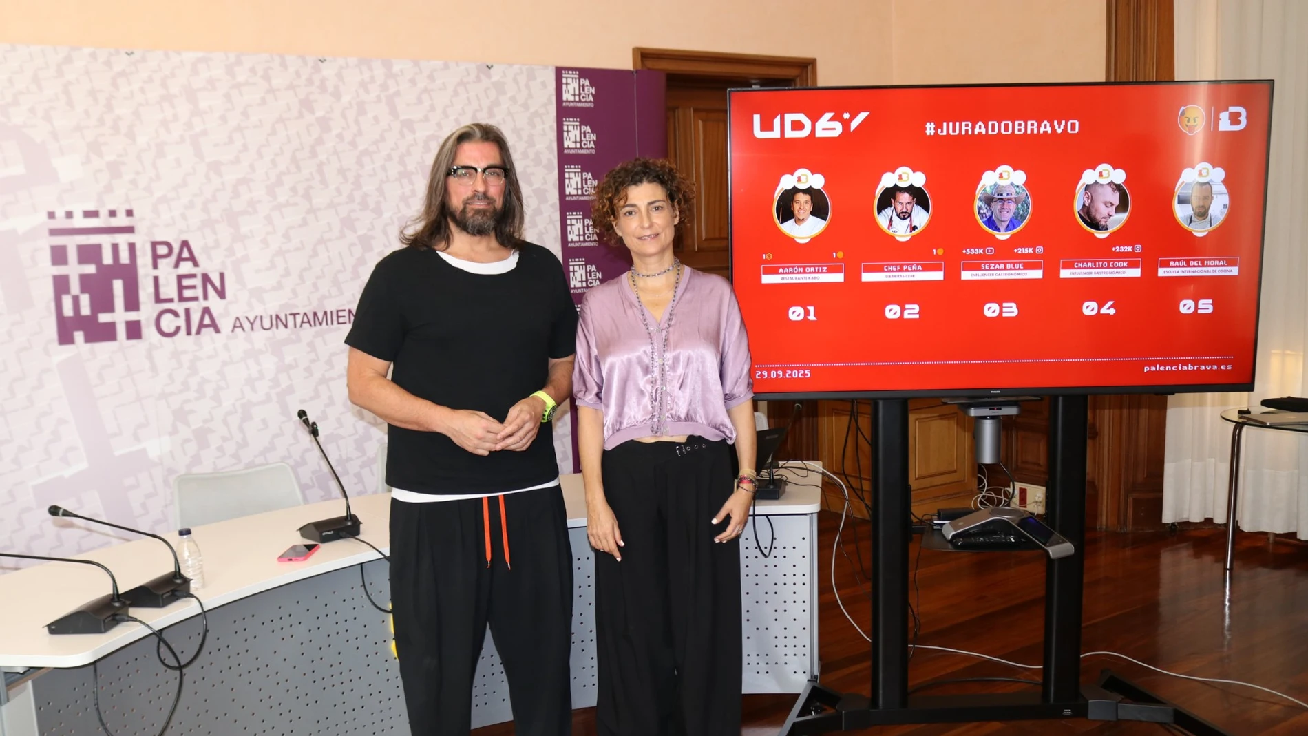 La concejal de Impulso Económico del Ayuntamiento de Palencia, Judith Castro; y Aarón Ortiz presentan el jurado del concurso