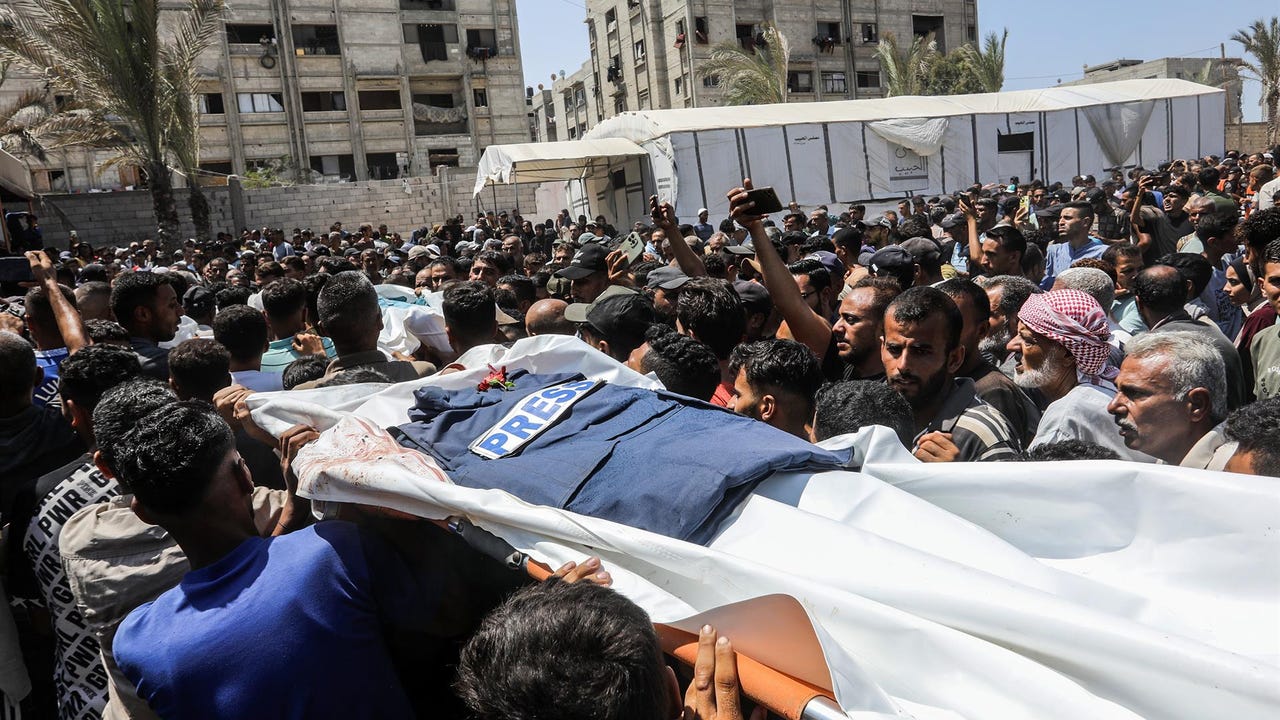 El director de enfermería del Hospital Naser, bombardeado en Gaza, niega la versión israelí de la "cámara oculta"