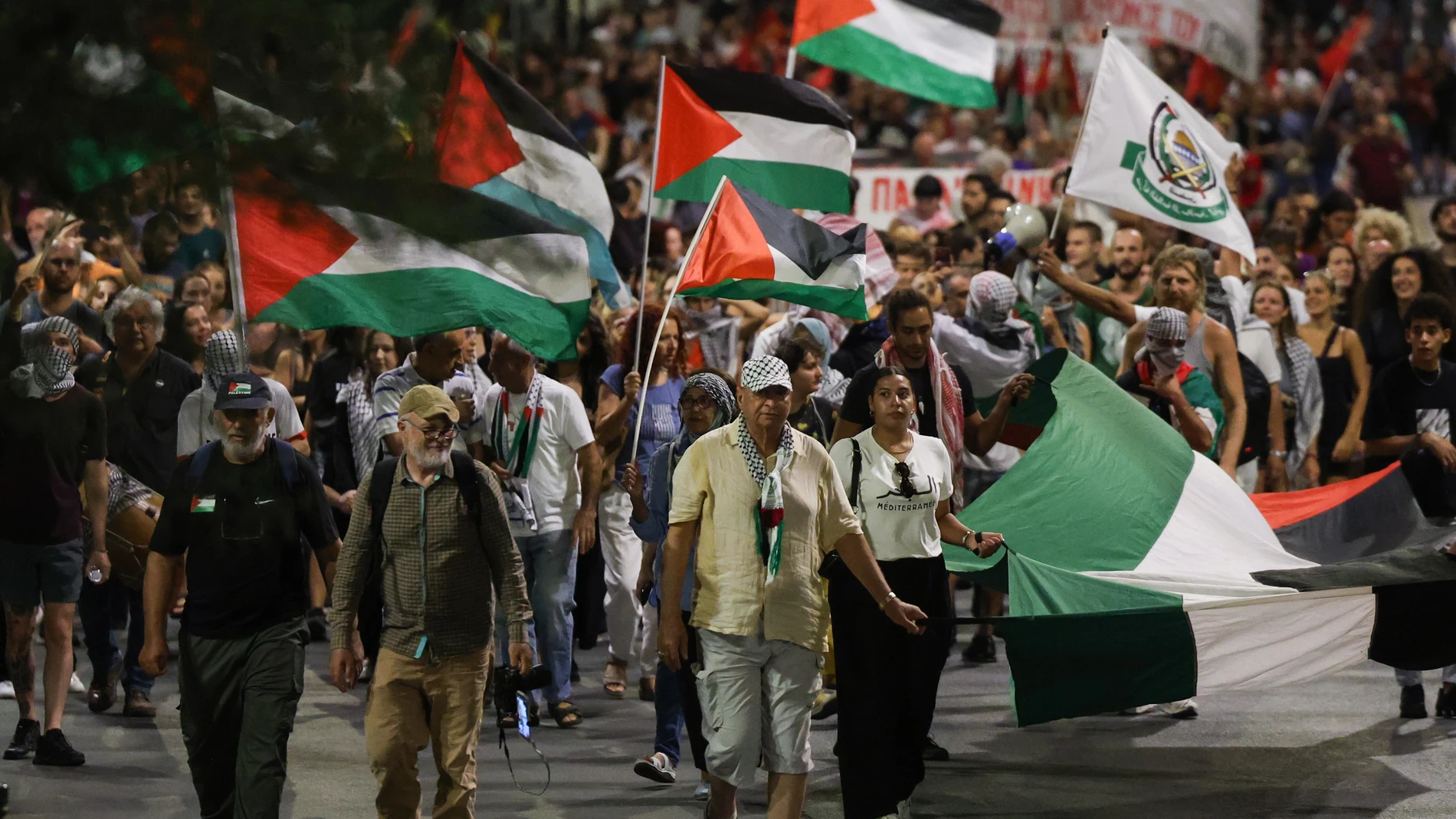 ATHENS (Greece), 26/08/2025.- People take part in a protest march toward the Israeli embassy against Israel's ongoing operations in the Gaza Strip, in Athens, Greece, 26 August 2025. (Protestas, Grecia, Atenas) EFE/EPA/GEORGE VITSARAS