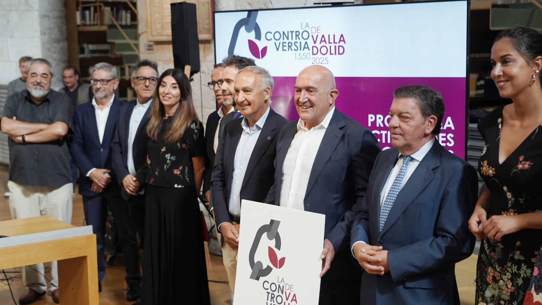El alcalde de Valladolid, Jesús Julio Carnero, y el consejero de la Presidencia, Luis Miguel González Gago, entre otras autoridades, presentan el programa de actividades conmemorativo del 475 aniversario de la Controversia de Valladolid.