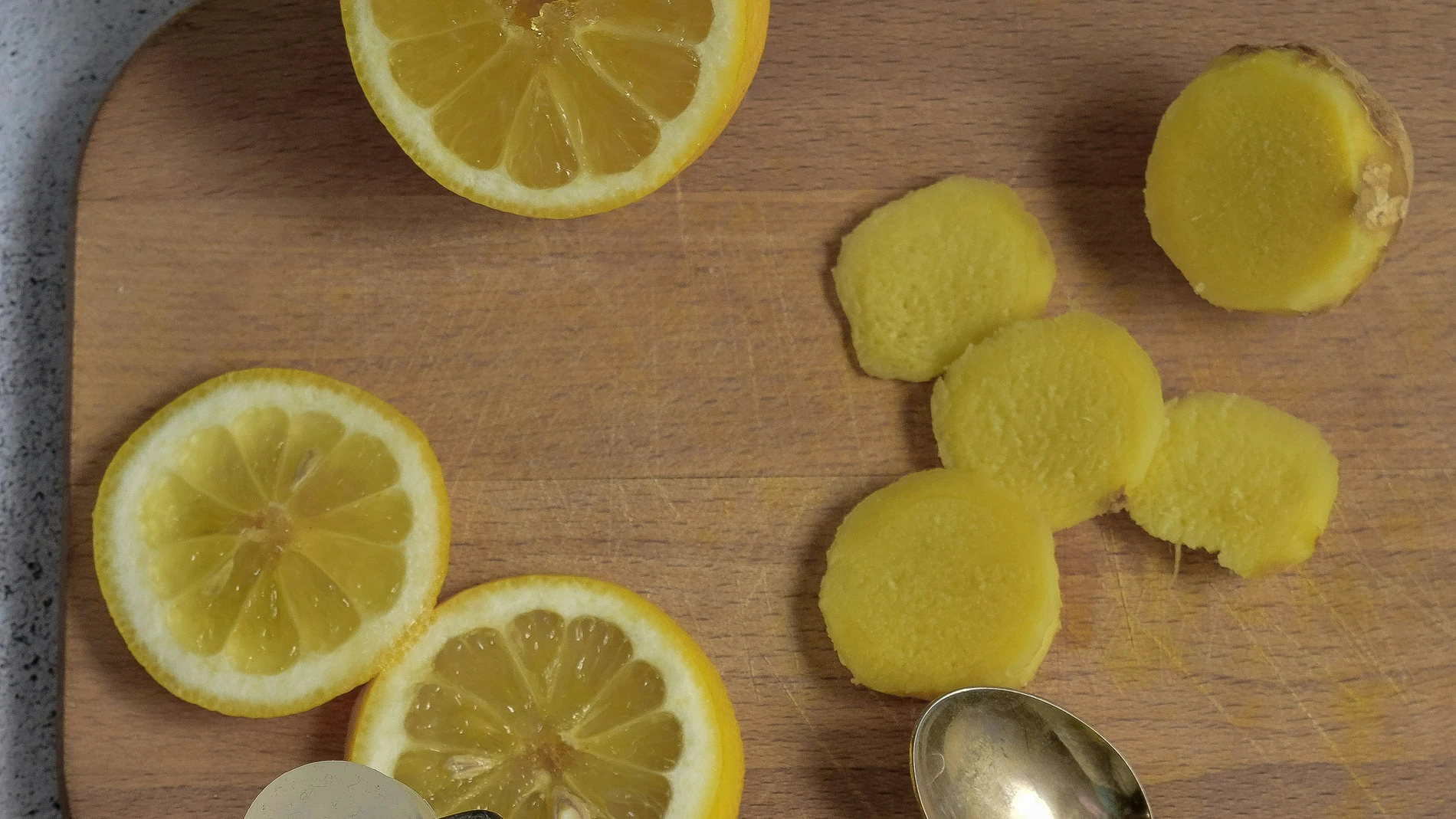 Esto es lo que pasa cuando mezclas bicarbonato, vinagre y jugo de limón en casa