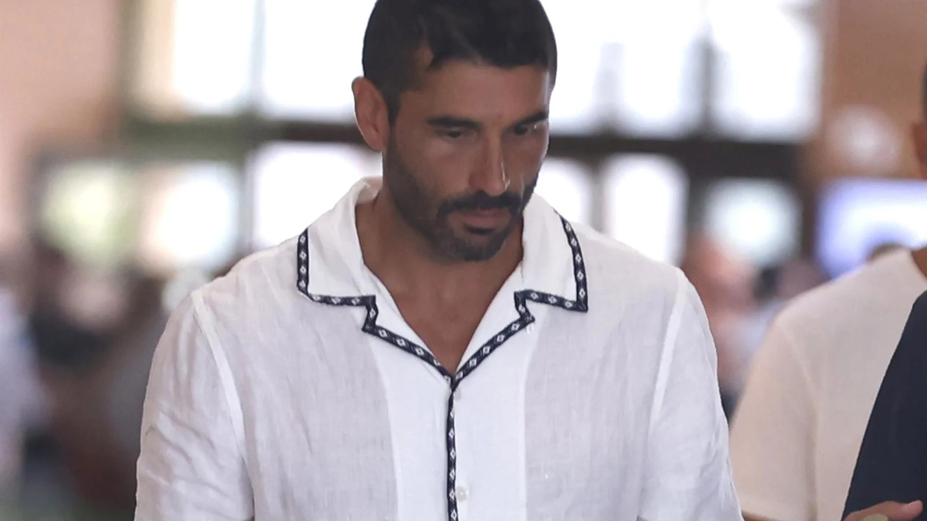 Álex García, desolado. Así ha sido el último y discreto adiós a Verónica Echegui