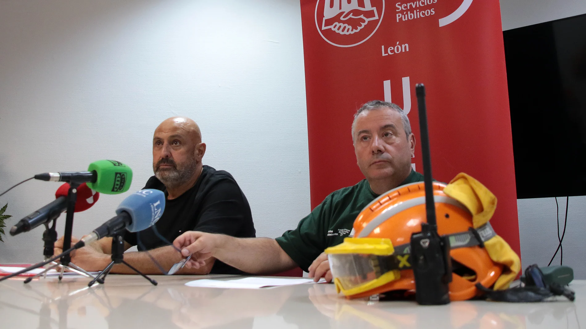 El secretario general de Servicios Públicos de la Unión General de los Trabajadores de León, Juan Miguel Martínez, y el delegado sindical y agente medioambiental, Alfonso Vallecido