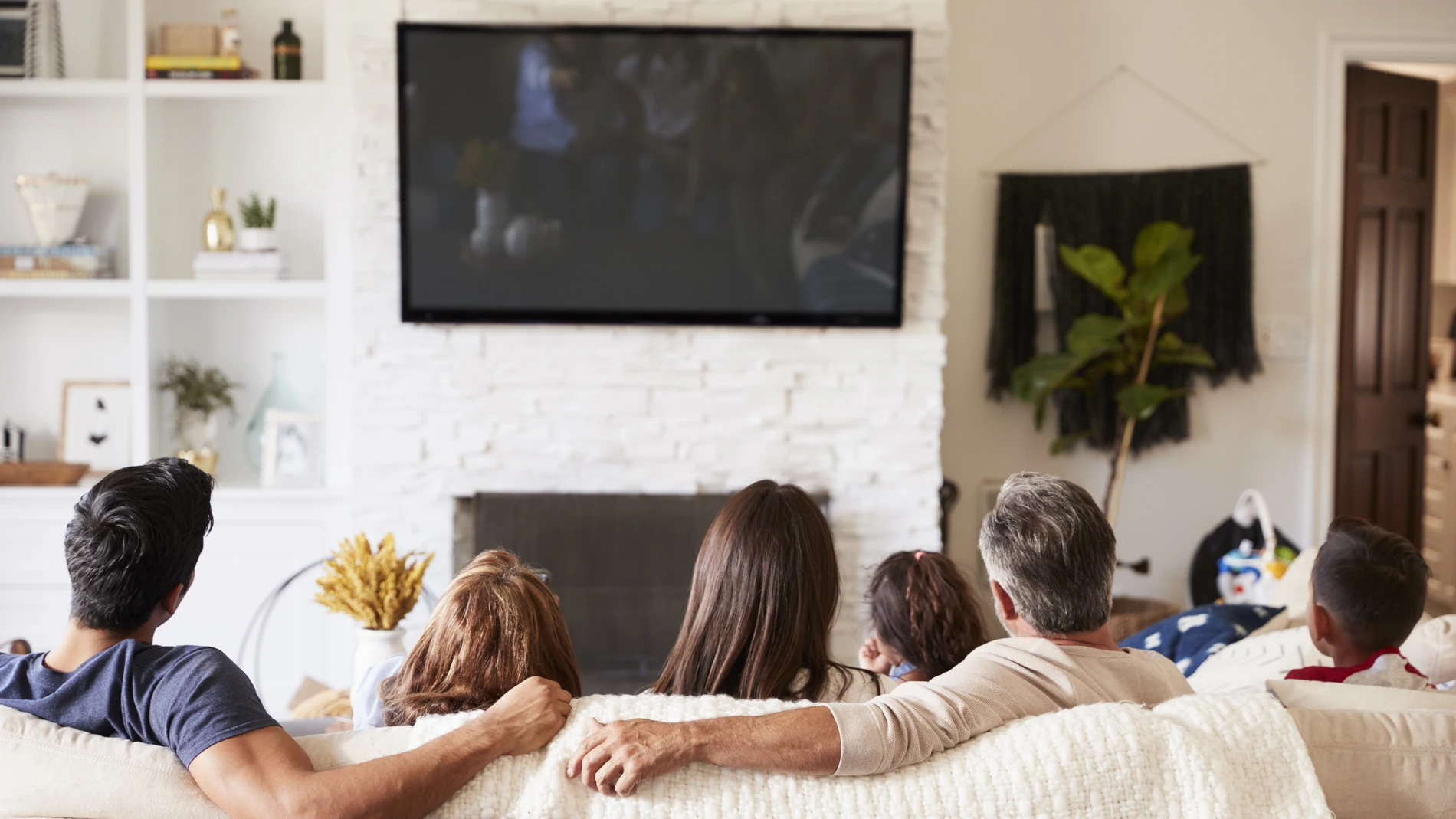 Familia viendo la televisión en casa