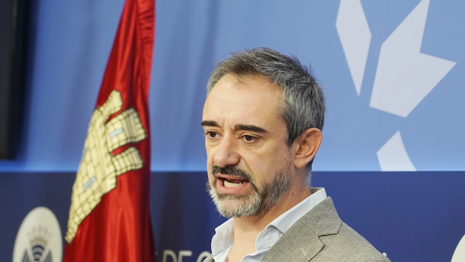 El portavoz parlamentario de Vox, David Hierro, informa a los medios de comunicación sobre las acciones judiciales puestas en marcha por su formación en relación a los incendios forestales que está sufriendo Castilla y León