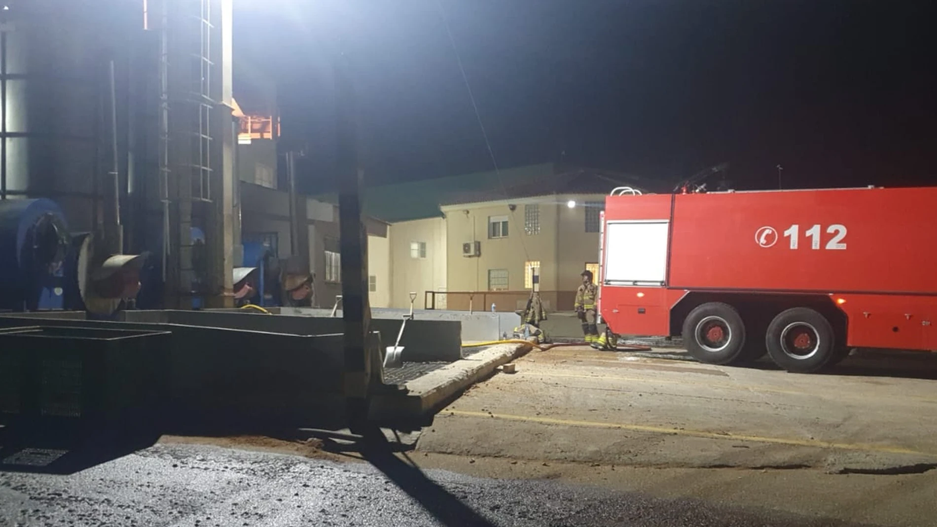 Los Bomberos extinguen un incendio declarado en una empresa de Bullas (Murcia)
