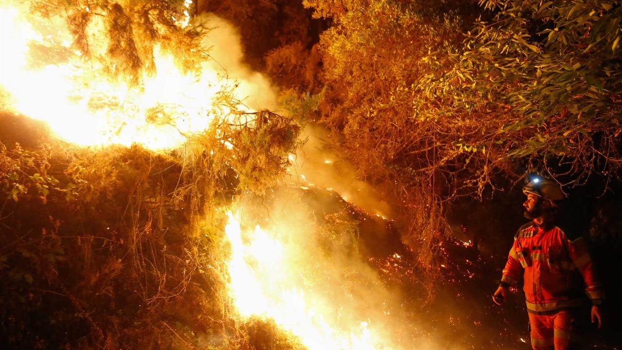 Galicia mantiene cuatro incendios activos mientras el balance de agosto supera las 96.000 hectáreas quemadas