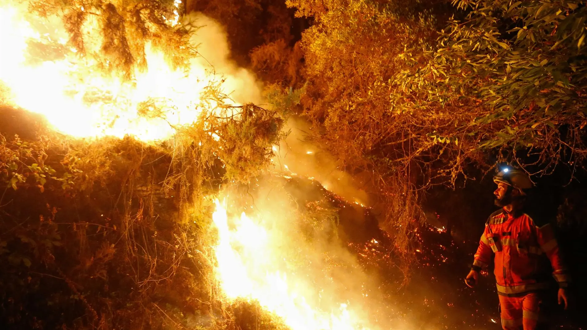 El fuego se ceba con A Pobra do Brollón y Quiroga, en Lugo, con siete pueblos en peligro durante la noche