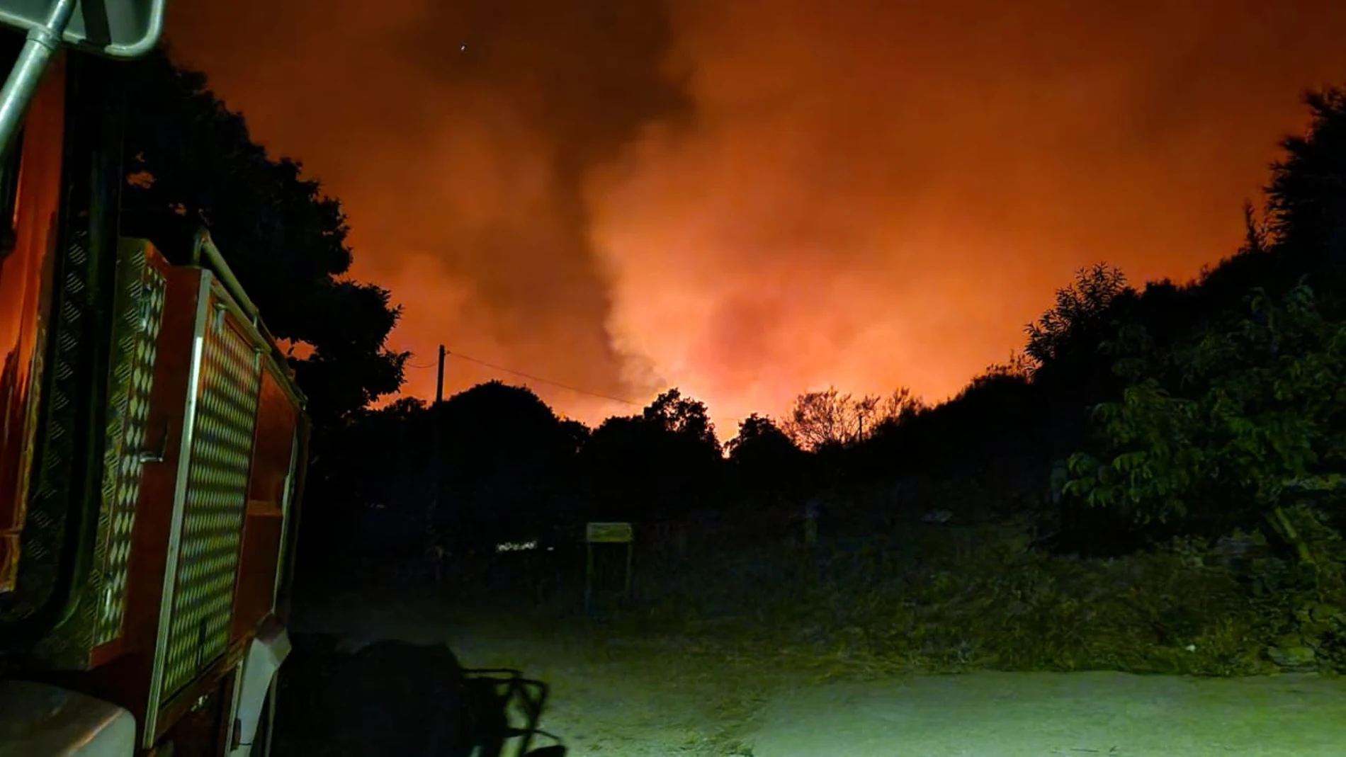 PORTO (ZAMORA), 26/08/2025.- Un camión de bomberos de la Diputación durante los trabajos nocturnos de lucha contra el fuego y defensa de poblaciones en el incendio de Porto (Zamora). Los trabajos se centran en el entorno de la Sierra de la Cabrera, que marca el límite entre las provincias de Zamora y León, donde el lunes el fuego, avivado por el viento, saltó las defensas establecidas. EFE/Guardia Civil de Zamora </picture><figcaption><b>Incendio de Porto (Zamora)</b><span>Agencia EFE</span></figcaption></figure></div></header></div><div class=
