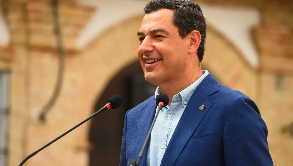 Juanma Moreno realiza una visita institucional al Ayuntamiento de Archidona (Málaga)