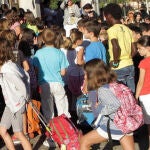 Niños entrando en un colegio