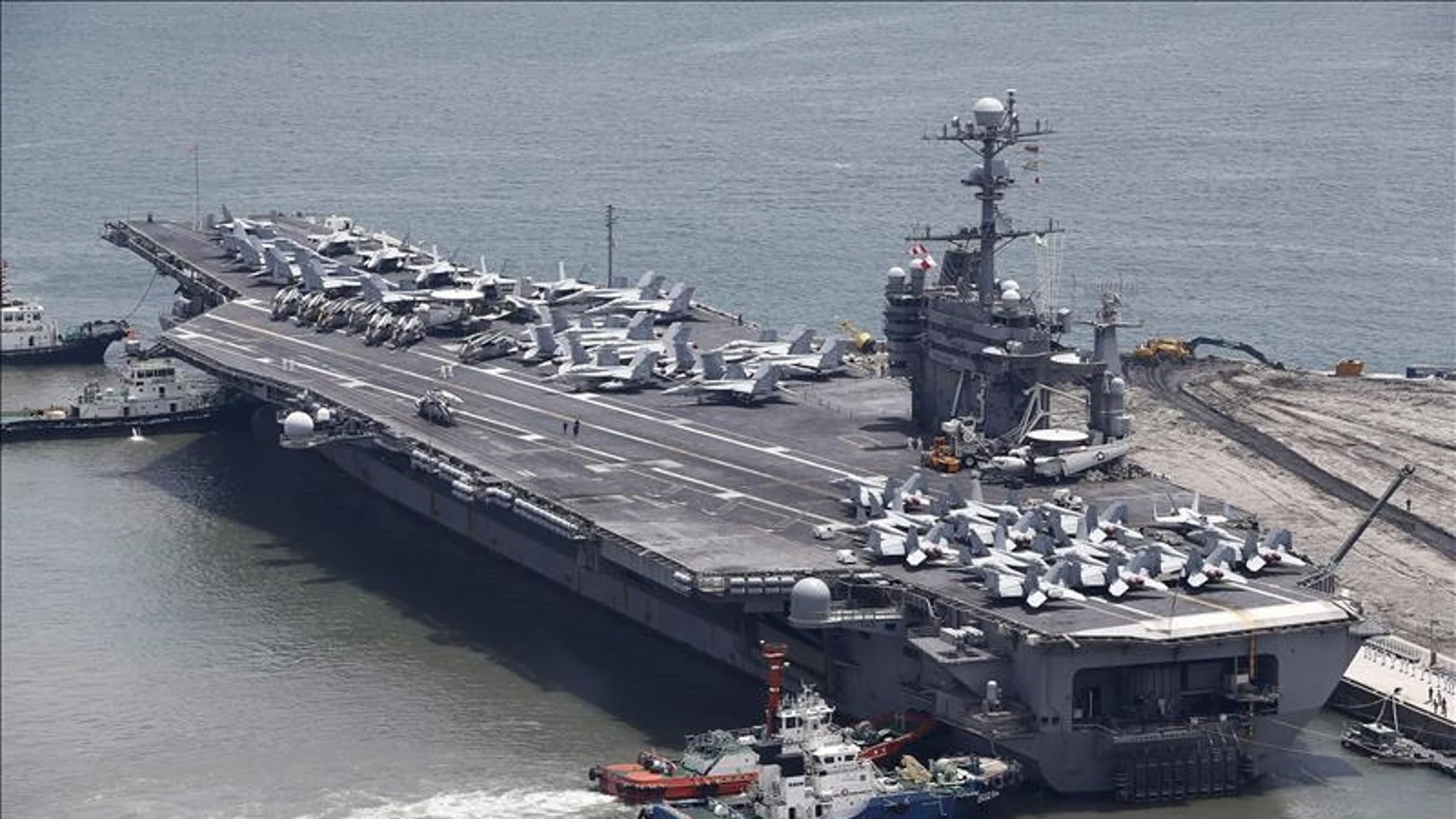 Portaaviones estadounidense USS George Washington atracado en una base naval en la ciudad portuaria surcoreana de Busan