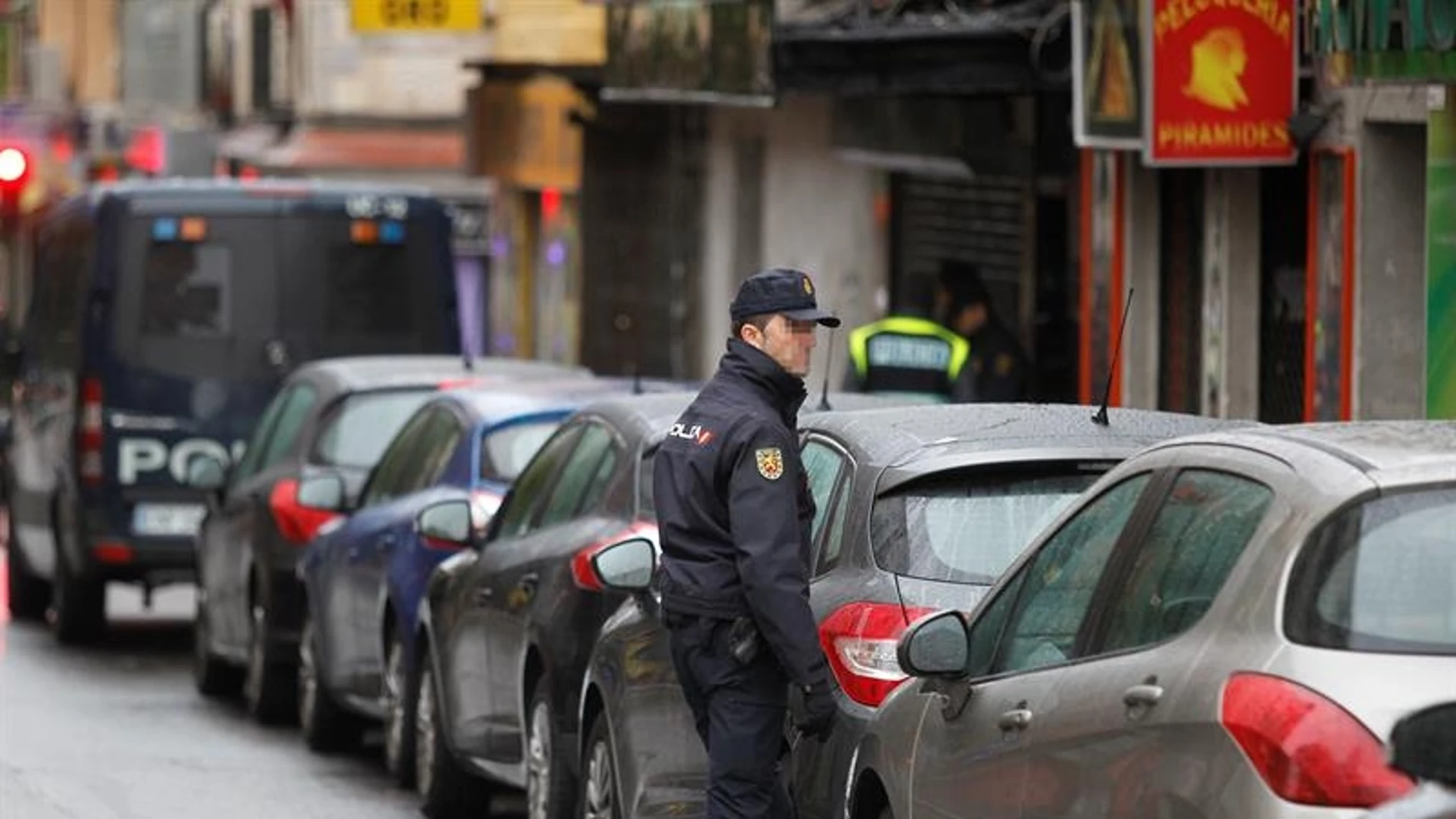 Varios efectivos de la Policía en la calle del madrileño barrio de Vallecas donde una persona ha sido detenida acusada de formar parte de un grupo vinculado al Estado Islámico (EI)
