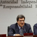 El presidente de la AIReF, José Luis Escrivá, y el economista Carlos Cuerpo