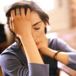 Una mujer con rostro triste.