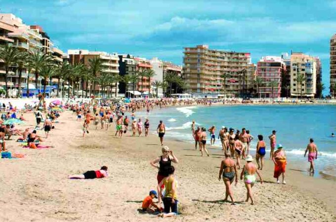Imagen de archivo de la playa El Cura, en Torrevieja (Alicante)