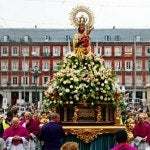 Madrid rinde homenaje a su patrona con estas fiestas que tradicionalmente se inician con una ofrenda floral. La fiesta cuenta incluso con un dulce típico: 'la corona de la almudena', una especie de roscón de Reyes solo apto para golosos.