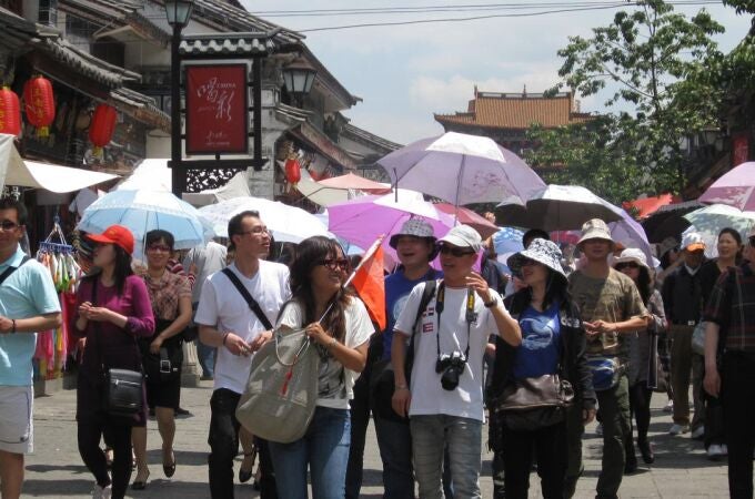 Un grupo de turistas chinos realizando una excursión