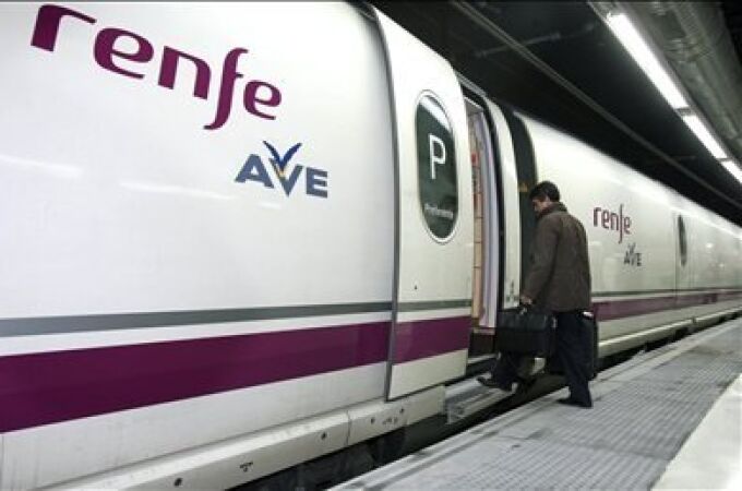 Un pasajero sube a un tren de alta velocidad (AVE)