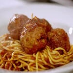 Imagen de archivo de un plato de pasta con albóndigas. 