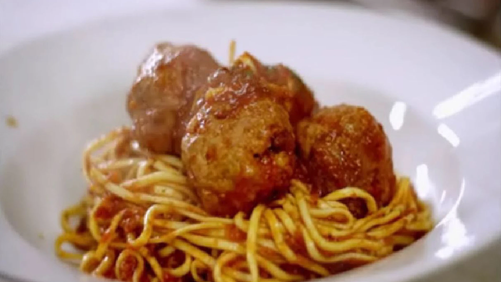 Imagen de archivo de un plato de pasta con albóndigas.