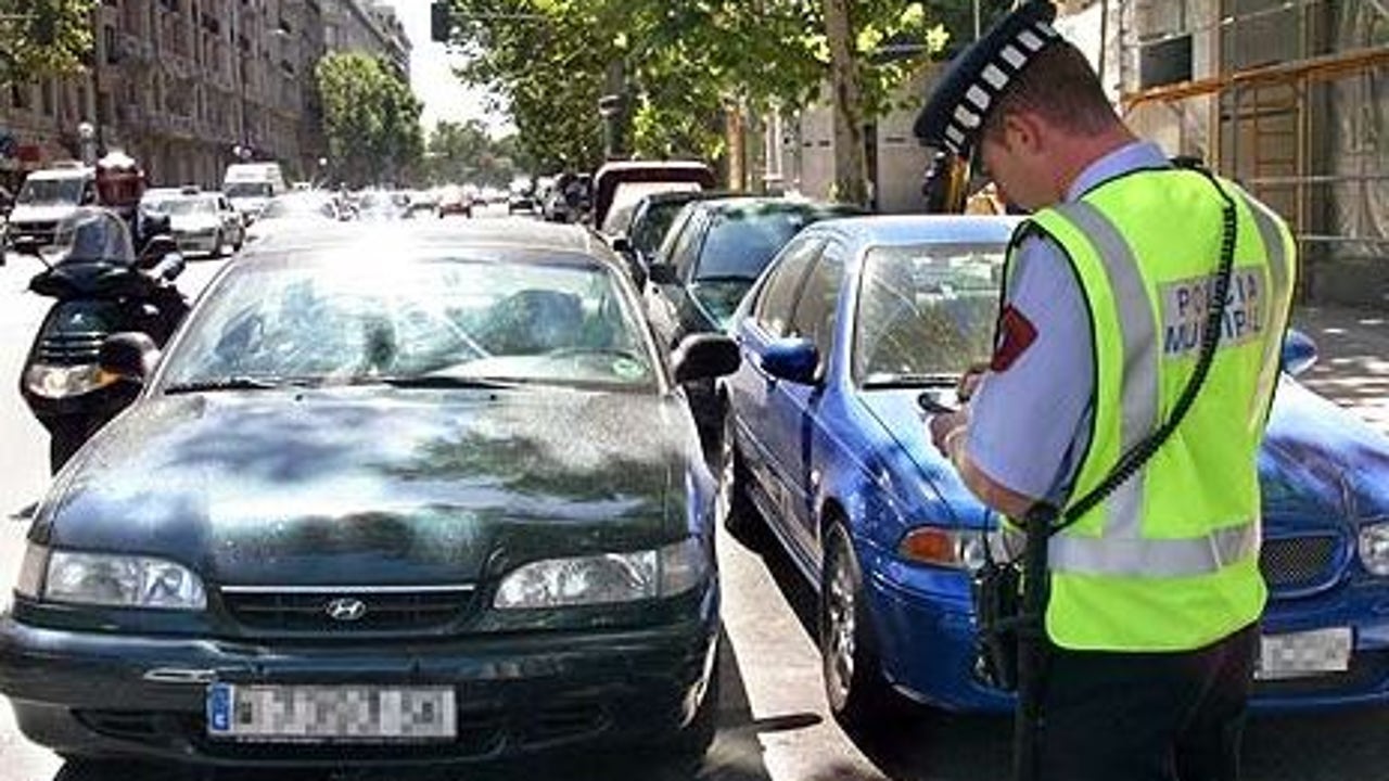 Multas de la DGT: hasta 500 euros por aparcar de esta conocida manera