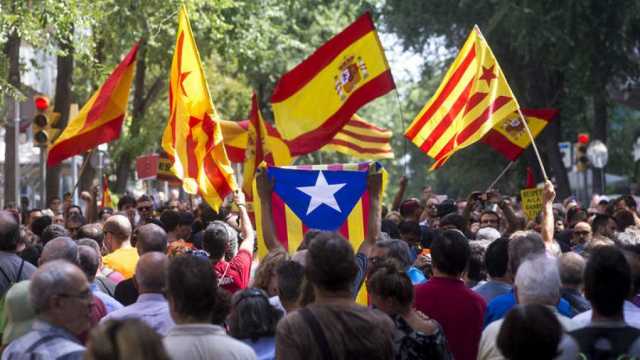 Banderas catalana, española y estelada mezcladas durante una manifestación