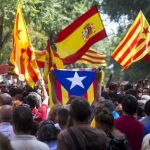 Banderas catalana, española y estelada mezcladas durante una manifestación