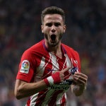 Saúl Ñíguez señala el escudo tras marcarle un gol al Barcelona