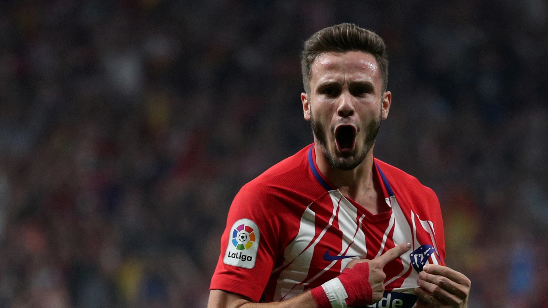 Saúl Ñíguez señala el escudo tras marcarle un gol al Barcelona