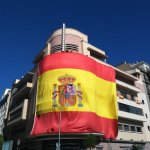 Gran bandera de España colgada en la fachada del Teatro Barceló