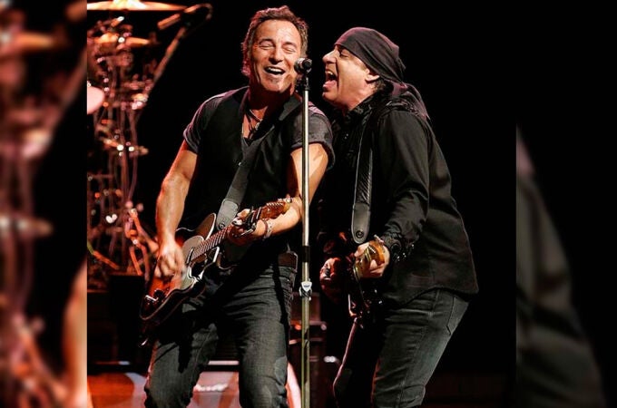 Bruce Springsteen y Little Steven durante un concierto