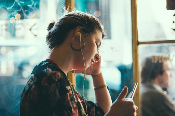 Una chica escucha música 